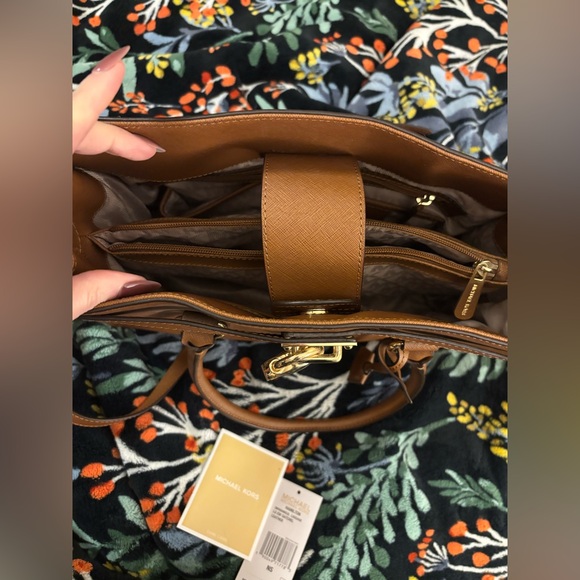 Michael Kors Tan Large Leather Purse - Picture 4 of 12